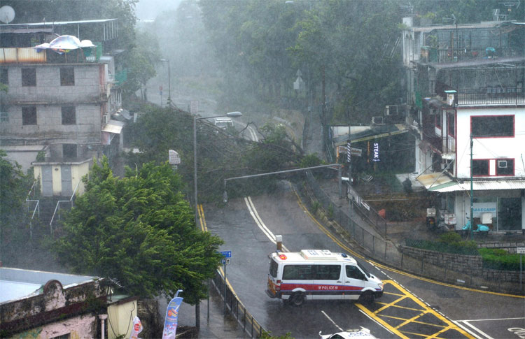 Bão Mangkhut đã đổ bộ Hong Kong với từng cột sóng cao đến 14m