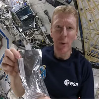 Các phi hành gia pha chế cà phê như thế nào khi ở ngoài không gian?