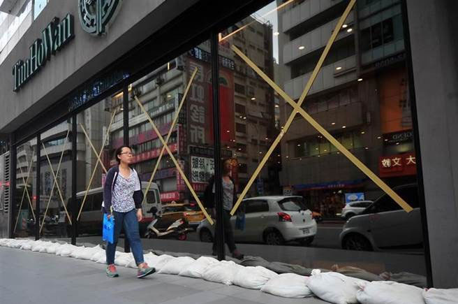 Người ta thường dán băng keo hình chữ X lớn ở trung tâm của cửa kính khi bão sắp đến. 