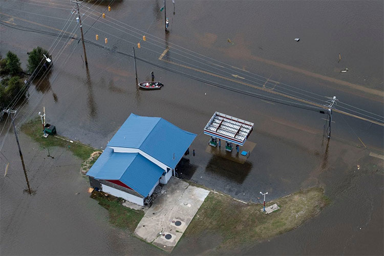 Những mối nguy hiểm chết người bên trong làn nước lũ sau siêu bão Florence