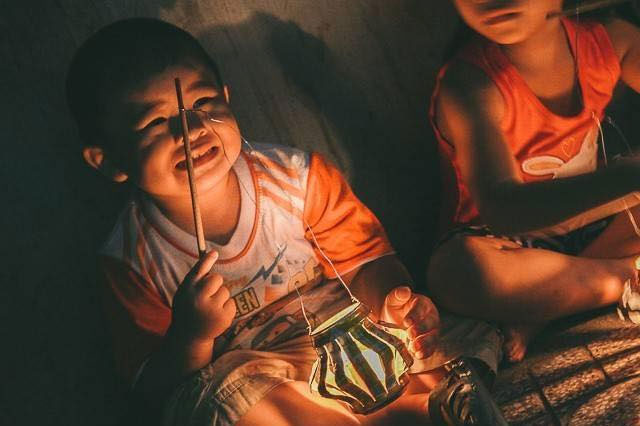 …hay những chiếc đèn lồng được tái chế từ vỏ lon nước ngọt đều là kí ức in sâu trong tuổi thơ của nhiều thế hệ.