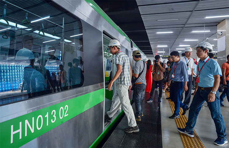 Các khách mời sau khi tham quan ga Cát Linh bước lên tàu quay lại ga Yên Nghĩa kết thúc chặng chạy thử sáng 20/9.