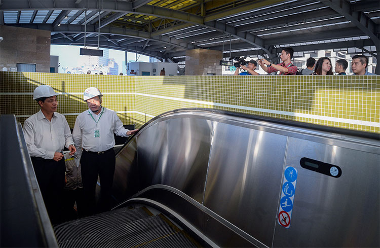 Thứ trưởng Bộ GTVT Nguyễn Ngọc Đông cùng đại diện Ban quản lý dự án đường sắt tham quan các hạng mục 