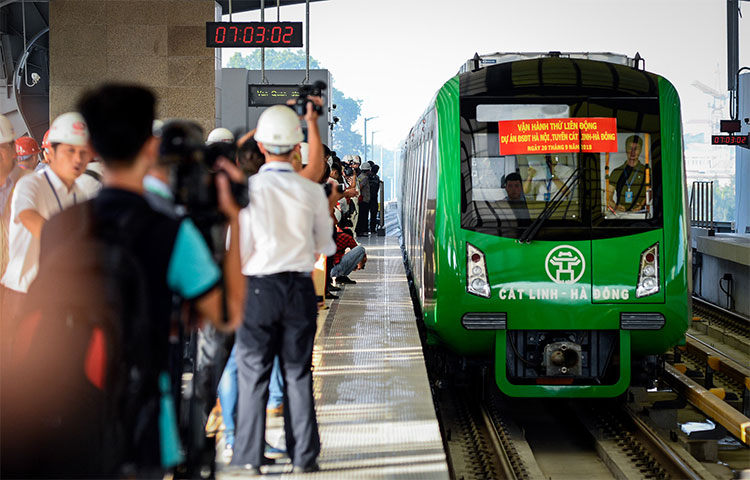 Đúng 6h30, đoàn tàu đầu tiên lăn bánh xuất phát