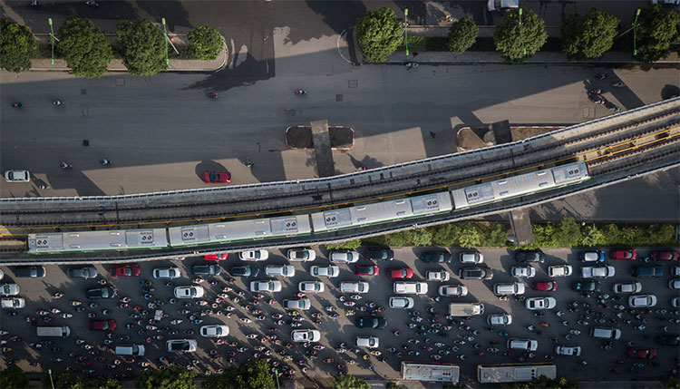 Các đoàn tàu nối tiếp nhau thứ tự khi đến ga Cát Linh sẽ đảo chiều thông qua ghi lông rồi chạy về điểm xuất phát ở ga Yên Nghĩa.