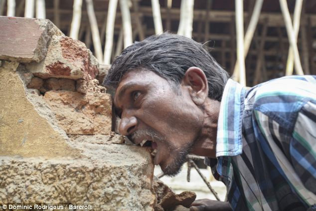 Hãi hùng dị nhân ăn 3kg bùn đất mỗi ngày, nhai gạch như bim bim