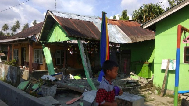 NÓNG! Sóng thần cao 2 mét ập vào thành phố Indonesia sau động đất