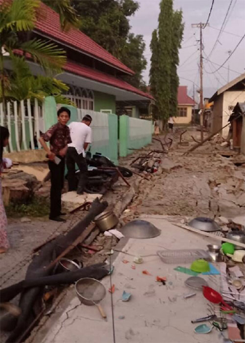 NÓNG! Sóng thần cao 2 mét ập vào thành phố Indonesia sau động đất
