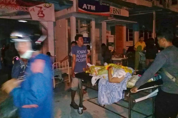 NÓNG! Sóng thần cao 2 mét ập vào thành phố Indonesia sau động đất