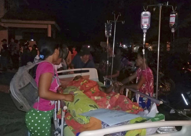 NÓNG! Sóng thần cao 2 mét ập vào thành phố Indonesia sau động đất