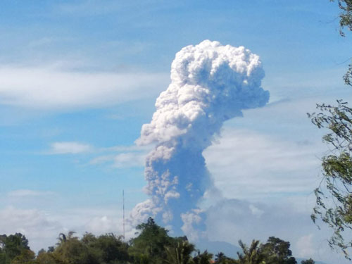 Núi lửa phun cột khói 4.000m trên đảo vừa bị động đất, sóng thần ở Indonesia