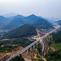 Cảnh sắc kỳ vĩ trên con đường 2.700 tỷ nối Hà Nội - Hòa Bình
