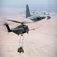 Xem máy bay trực thăng vận tải hạng nặng vừa chở ô tô vừa tiếp nhiên liệu trên không
