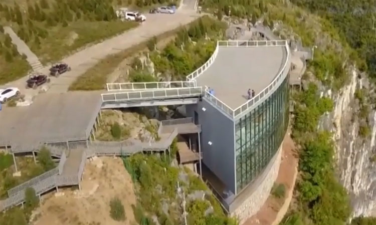 Bảo tàng bên vách núi