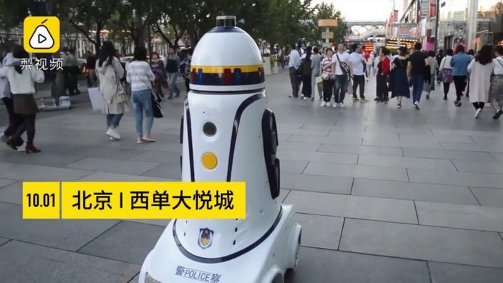 Trung Quốc lần đầu đưa robot cảnh sát đi tuần tra, ai cũng sợ nhưng đều tin tưởng
