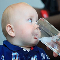 Tại sao không được cho trẻ sơ sinh uống nước?