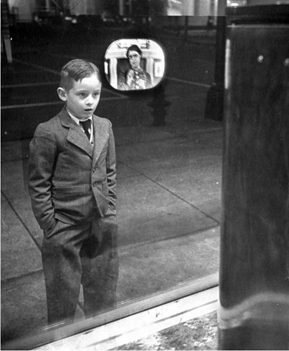 Hình ảnh lịch sử một cậu bé với gương mặt đầy biểu cảm khi lần đầu xem truyền hình