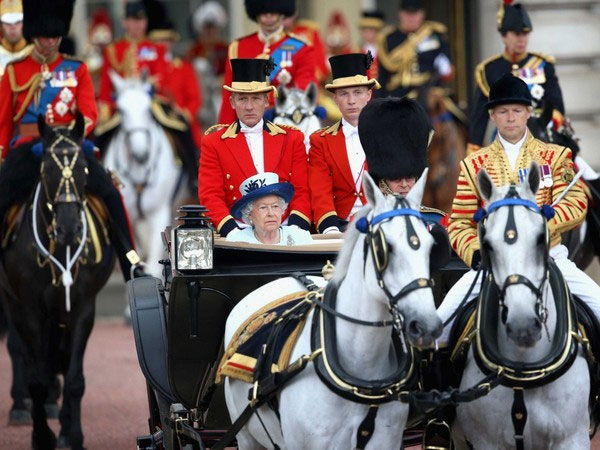 Cả hai ngày sinh của Nữ hoàng đều được tổ chức trang nghiêm với các màn bắn đại bác long trọng.