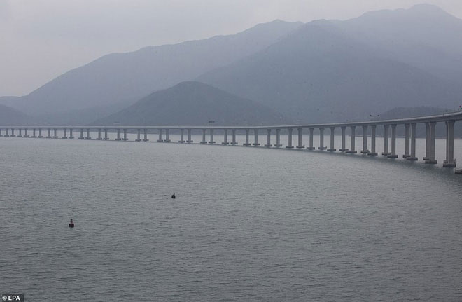Chiêm ngưỡng cầu vượt biển dài nhất thế giới: 55km, 18 tỷ USD kinh phí tại Trung Quốc