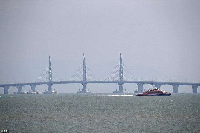 Chiêm ngưỡng cầu vượt biển dài nhất thế giới: 55km, 18 tỷ USD kinh phí tại Trung Quốc