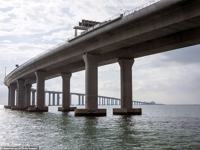 Chiêm ngưỡng cầu vượt biển dài nhất thế giới: 55km, 18 tỷ USD kinh phí tại Trung Quốc