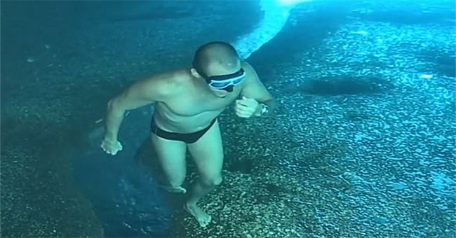 Clip hại não: Vì sao thanh niên đang đi bộ dưới đáy biển thì bất ngờ nhảy tiếp xuống biển?