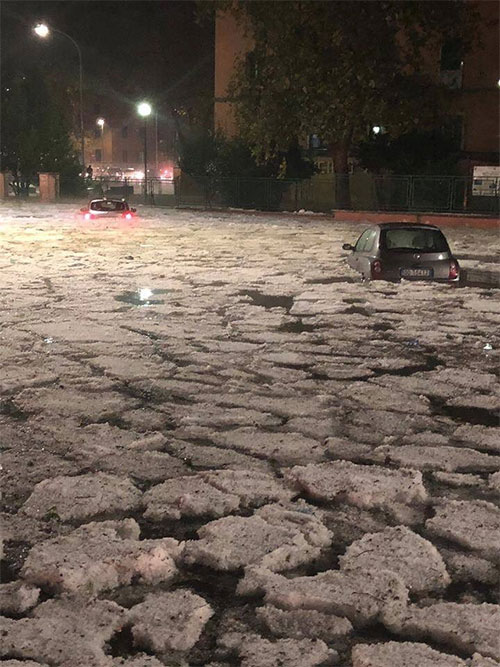 Các tảng băng trôi nổi trên phố giống như dòng sông.