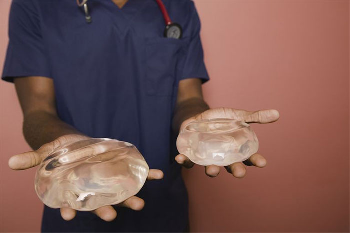 Đi máy bay có khiến túi ngực bị vỡ? Xem bác sĩ thế giới nói gì?
