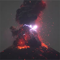 Núi lửa Indonesia tự bắn ra “mưa sét” khét lẹt khi phun trào
