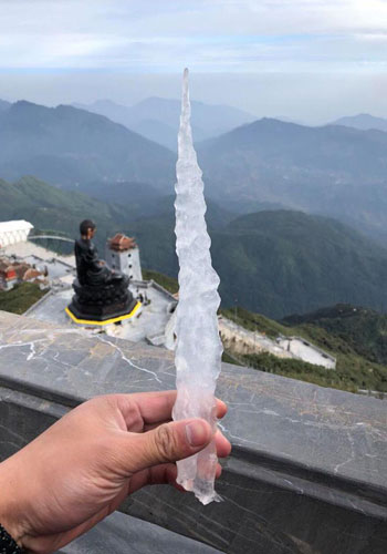 Băng giá xuất hiện trên đỉnh Fansipan
