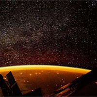 Quầng sáng vàng như mật bao phủ Trái đất trong ảnh ISS
