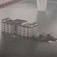 Chỉ có thể là Trung Quốc: Chở hẳn một tòa nhà 5 tầng trên sông bằng tàu vận tải