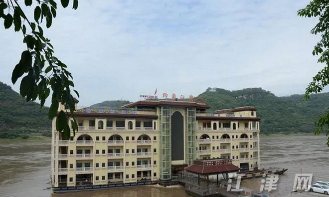 Chỉ có thể là Trung Quốc: Chở hẳn một tòa nhà 5 tầng trên sông bằng tàu vận tải