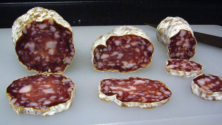 Xúc xích salami được bảo vệ bởi một lớp nấm mốc lành tính. 