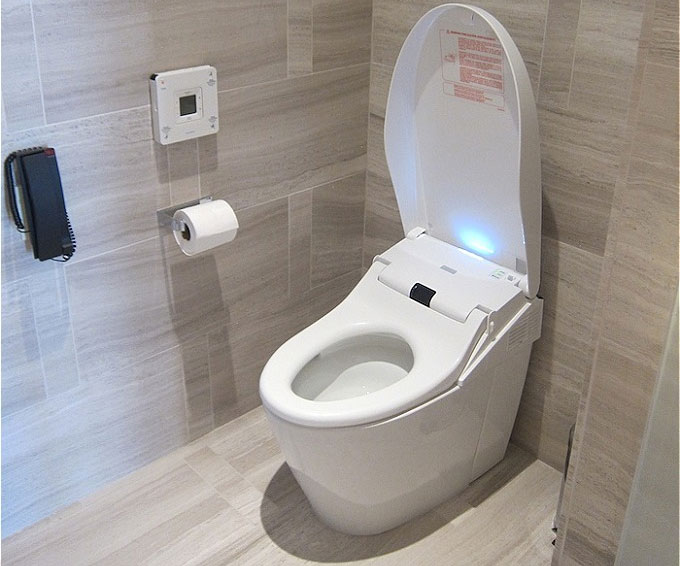Vì sao khách sạn thường trang bị điện thoại trong nhà tắm?