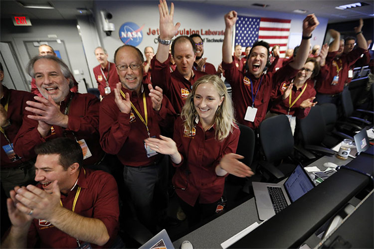 NASA vỡ òa trong giây phút tàu thăm dò InSight đáp xuống sao Hỏa thành công