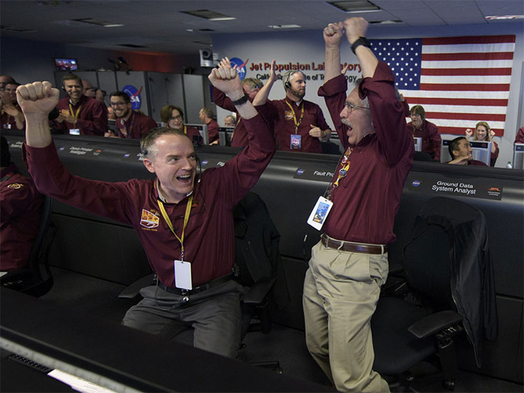 NASA vỡ òa trong giây phút tàu thăm dò InSight đáp xuống sao Hỏa thành công