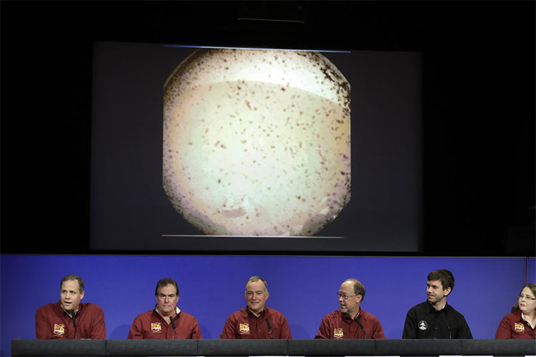 NASA vỡ òa trong giây phút tàu thăm dò InSight đáp xuống sao Hỏa thành công