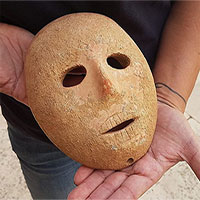 Israel trưng bày mặt nạ cổ 9.000 năm tuổi bằng đá sa thạch