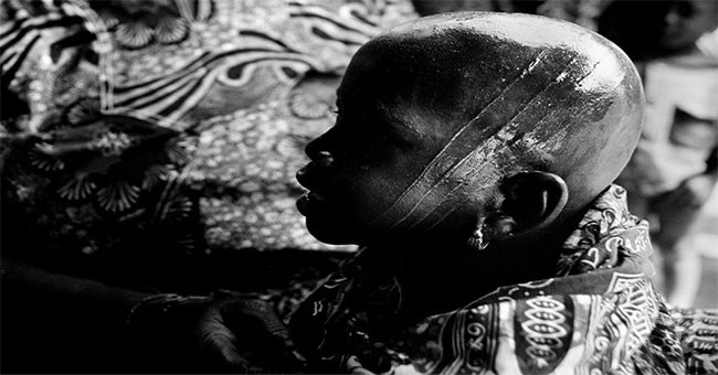 Phong tục khắc đầu trẻ em đáng sợ của bộ lạc châu Phi