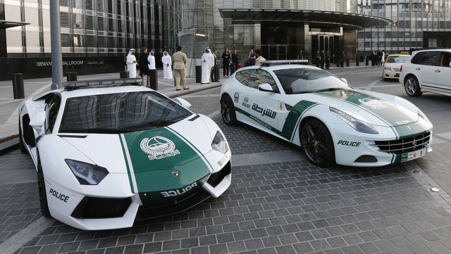 Choáng với độ chịu chơi của cảnh sát Dubai: Tuần tra bằng 