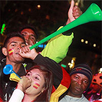 Kèn vuvuzela cổ vũ bóng đá có thể khiến bạn điếc tai