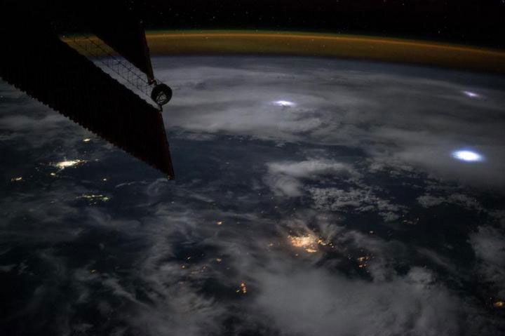 Sét chủ yếu là những đốm sáng nhỏ màu xanh hoặc trắng lập lòe trên trời đêm.