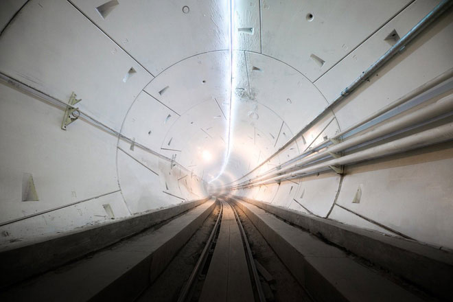 Elon Musk ra mắt đường hầm đầu tiên của Boring Company, đích thân ngồi xe Tesla đi thử