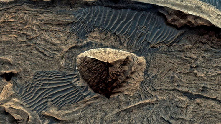 Vật thể nghi kim tự tháp ba mặt trên sao Hỏa