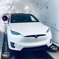 Elon Musk ra mắt đường hầm đầu tiên của Boring Company, đích thân ngồi xe Tesla đi thử