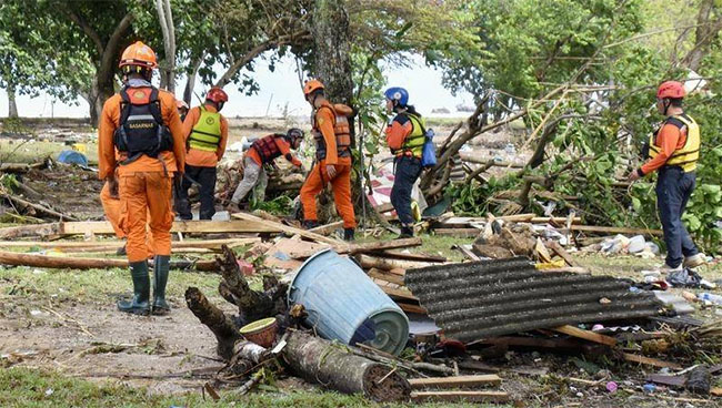 Số người chết bởi sóng thần Indonesia lên gần 400