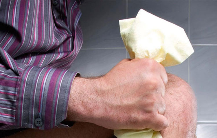 Đi vệ sinh cần tránh làm 4 việc này để không gây ảnh hưởng xấu tới sức khỏe