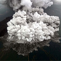 Núi lửa Indonesia có thể đổ sập gây thêm thảm họa sóng thần chết chóc