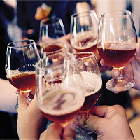 Khoa học chứng minh: Uống rượu giúp bạn nói ngoại ngữ tự tin, trôi chảy hơn